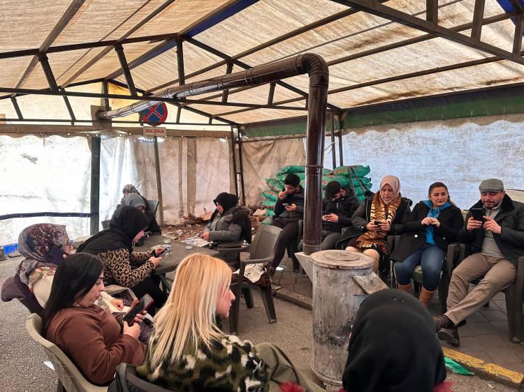 <p><strong>TEK İSTEKLERİ İŞLERİNE GERİ DÖNMEK</strong></p>
<p> </p>
<p>Çadırda yaktıkları sobada demledikleri çayı arkadaşlarına ikram eden işçilerden Erdal Vurgun, günlerdir işe dönüş mücadelesi verdiklerini belirtti.</p>