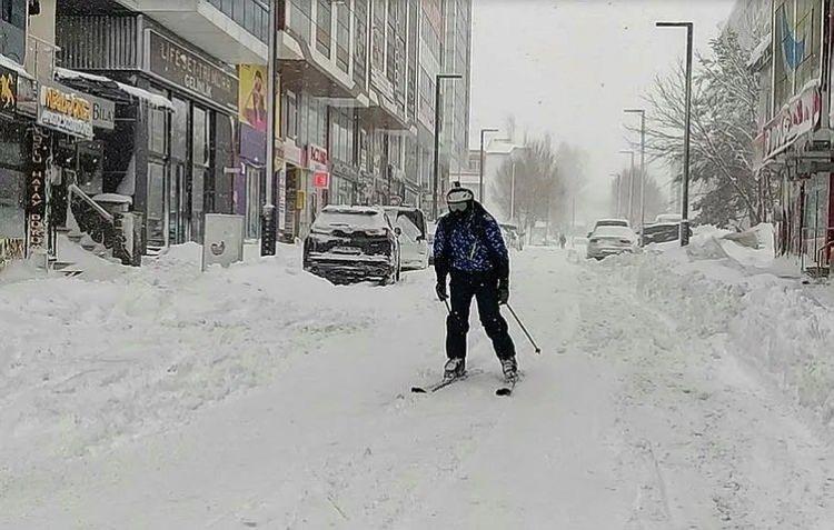 <p><strong>HAVA SICAKLIĞI: </strong>Hava sıcaklıklarının iç ve batı kesimlerde 2 ila 4 artacağı tahmin ediliyor.</p>
