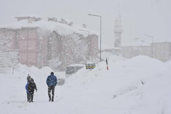 <p>Artvin’de etkili olması beklenen yoğun kar yağışı nedeniyle 6 ilçede eğitime bir gün ara verildi.</p>
