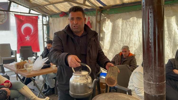 <p>Yazın sıcağında, kışın soğuğunda çadırlarına sahip çıktıklarını ifade eden Vurgun, işlerini geri istediklerini kaydetti.</p>
<p>Hava sıcaklığının sıfırın altında 10 dereceye düşmesine rağmen çadırı terk etmediklerini söyleyen işçilerden Özgüç Güneş, çok zor şartlar altında mücadeleyi sürdürdüklerini bildirdi.</p>