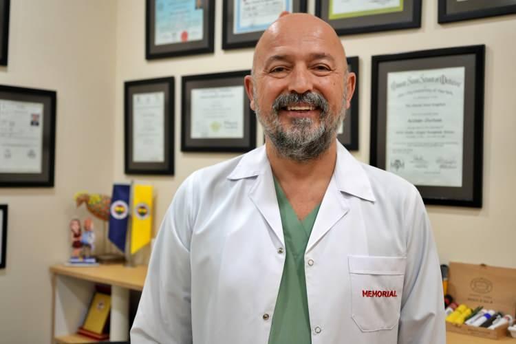 <p>Ameliyatı gerçekleştiren Prof. Dr. Alihan Gürkan, yaşadıkları şaşkınlığı şu sözlerle dile getirdi:</p>

<p><strong>“Çok yapılan bu operasyonlar içerisinde hastanın değişik bir anomalisi vardı. 100 binde bir görüldüğü söyleniyor. Organların hepsi ters olabiliyor. Bu daha sık görülen bir şey ama bu hastada bütün organlar yerli yerinde ama sadece mide sağ tarafa kaymış. Yani karaciğerin arkasına gitmiş. Operasyona başladığımızda mideyi bulamadık. Karaciğeri kaldırınca mideyi sağ tarafta gördük. Bu çok nadir bir durum. 2023 yılı verilerine göre, böyle bir tüp mide ameliyatı dünyada yalnızca 50 kişiye uygulanmış. Biz de bu vakayı başarıyla gerçekleştirdik. Teknik açıdan bizi zorlayan ancak deneyimimizi artıran bir ameliyat oldu.”</strong></p>
