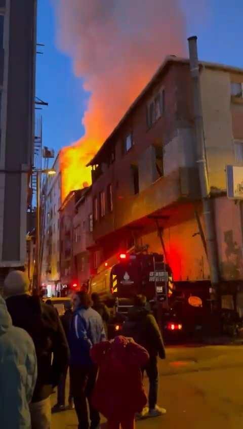 <p>Edinilen bilgiye göre, sobadan çıkan yangın kısa sürede büyüyerek binanın çatısına sıçradı. </p>
