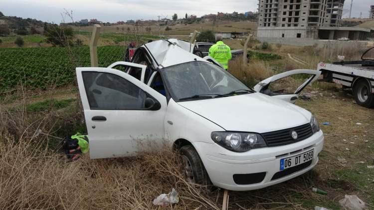 <p>İhbar üzerine bölgeye sağlık, itfaiye ve polis ekipleri sevk edildi. </p>

<p>Kaza anı ise anbean güvenlik kameralarına yansıdı.</p>
