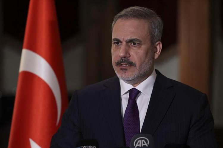 <p>Orta Doğu ve İslam dünyası konusunda uzmanlaşmış İran asıllı Amerikalı akademisyen ve Barack Obama'nın eski danışmanı Veli Nasır ile röportaj yapan gazete, Ankara'nın Tahran'ın en önemli müttefikinin düşmesiyle bölgede oluşan güç boşluğunu doldurmaya çalıştığına vurgu yaptı.</p>
