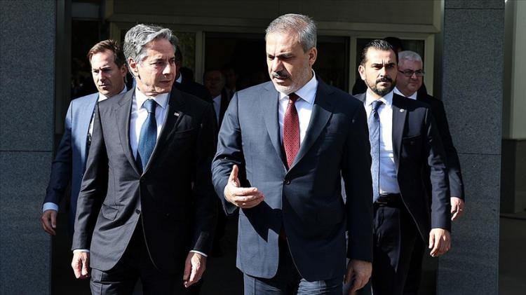 <p><strong>HAKAN FİDAN'A ALÇAK İFTİRA</strong></p>

<p>Geçtiğmiz perşembe günü Dışişleri Bakanı Hakan Fidan ile Milli İstihbarat Teşkilatı (MİT) Başkanı İbrahim Kalın'ın birlikte Suriye'de olduğu iddia edilmiş, Fidan'ın iddiaları yalanlayarak Ankara'da olduğunu belirtilmişti.</p>

<p>.</p>
