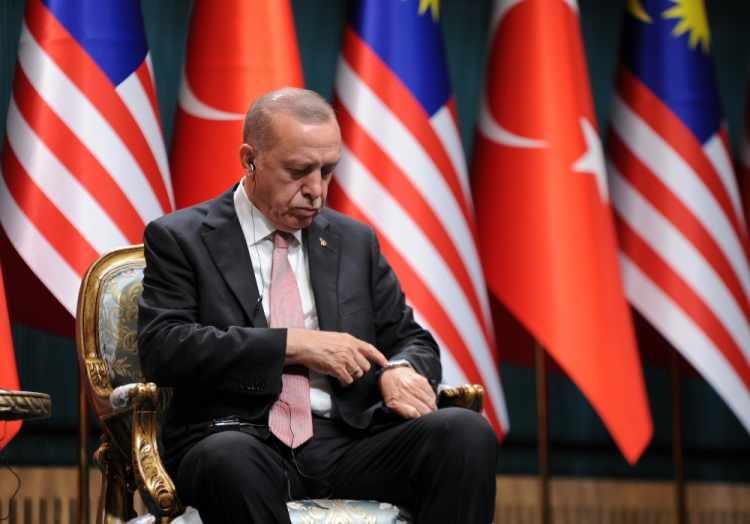<p><strong>TÜRKİYE'YE ÇİRKİN TEHDİT</strong></p>

<p><em><strong>Türkiye'nin giderek Osmanlı İmpratorluğu'nun sınırlarını canlandırdığını öne süren gazete, Türkiye'nin hegemonik bir hükümet olarak tanınması halinde, bunun sonuçlarından birinin de Türk karşıtı koalisyonların oluşacağını ve başkalarının Türkiye'ye müdahale etme girişimleri olacağını söyleyerek Türkiye'yi örtülü tehdit etti ve Birleşik Arap Emrilkleri'ni (BAE) hedef gösterdi:</strong></em></p>

<p>