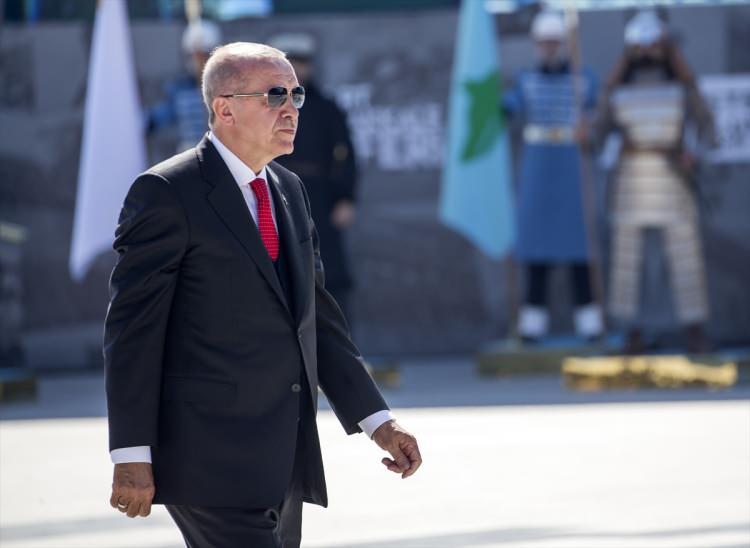 <p>Radikal Liberal bir gazete olarak bilinen Shargh, İran'ın artık gözünü açması gerektiğini belirtti. İran için artık önemli olanın <strong>