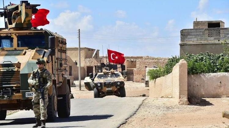 <p>Tahminler Türkiye'nin Suriye'de 10.000, Irak'ta ise 5.000 ile 10.000 arasında askeri bulunduğunu gösteriyor. Toplam sayı 20 bin kişiye ulaşıyor.