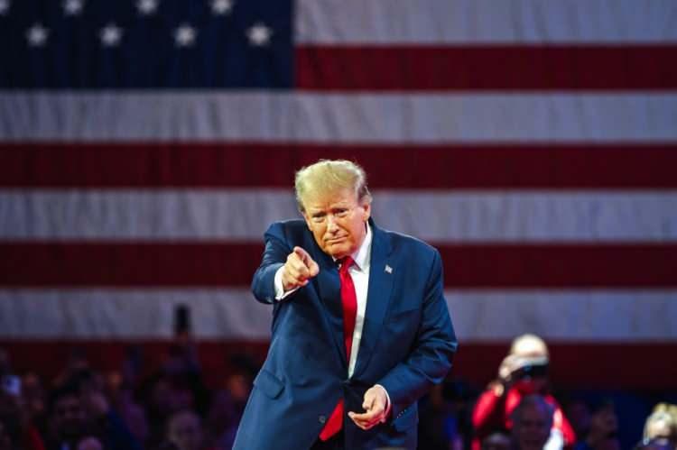 <p>ABD'nin 47. başkanı olmaya hazırlanan Donald Trump, 2020 yılında mevcut ABD Başkanı Joe Biden'a karşı başlattığı seçim kampanyasında DEAŞ'ın kurucusunun Barack Obama ve Hillary Clinton olduğunu söyemişti..</p>
