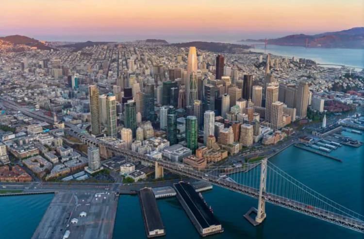 <p>Yine ABD’de San Francisco’da yaşayan dolar milyarderi sayısı 87 olurken, geçen yıla göre 3 kişi artış gösteriyor.</p>
