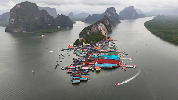 <p>Tayland’ın güneyinde, Phang Nga Körfezi'nde yer alan Ko Panyi, 18. yüzyılda Malezya’dan gelen müslüman balıkçılar tarafından tamamen suyun üzerinde inşa edilmiş bir balıkçı köyü olarak dikkati çekiyor.</p>
