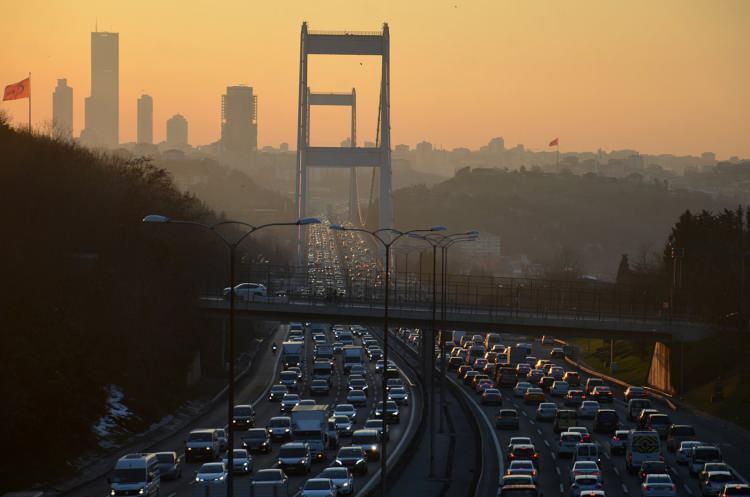 <p>Taksilerde araç içi kameralarla ilgili önemli bir gelişme yaşandı. İzmir Şoförler ve Otomobilciler Esnaf Odası Başkanı Erkan Özkan, 1 Mart 2025 itibariyle kamera olmayan ticari taksilerin araç muayenesinden geçemeyeceğini söyledi. </p>
