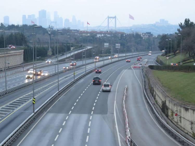 <p>Öte yandan İzmir Şoförler ve Otomobilciler Esnaf Odası, taksilerdeki kamera konusunda önemli bir görev üstleniyor. Başkan Erkan Özkan, haber merkezinde 7/24 bir görevlinin olduğunu, taksicinin muhtemel bir olayda butona basıp yardım istemesiyle hemen harekete geçildiğini ve polis ekipleri vasıtasıyla yardım ulaştırıldığını söyledi.</p>