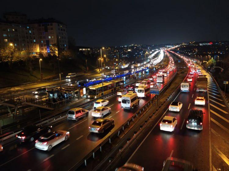 <p>30 ilçede, 2 bin 915 adet ticari taksinin bin 300 tanesinde kamera olduğunu anlatan Başkan Erkan Özkan, anlık olarak tüm taksilerin takip edildiğini anlattı.</p>
<p> </p>