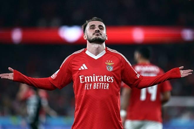 <p>26 yaşındaki yıldız, piyasa değerinde yapılan son değişimle birlikte Galatasaray'a transfer olduğu günden bu yana bonservis bedelini de tam 125 katına çıkardı. </p>
