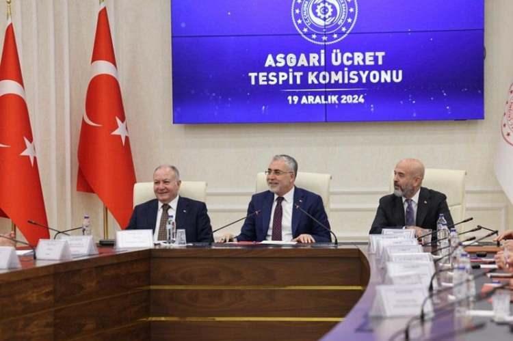 <p><span style="color:#B22222"><strong>ASGARİ ÜCRET SÜRECİNDE HEYCANLI ANLAR YAŞANIYOR</strong></span></p>
<p> </p>
<p>2024 yılı itibarıyla, dünya genelinde ekonomik refahın göstergelerinden biri olan ortalama aylık maaşlar, bazı ülkelerde dikkat çekici seviyelere ulaşmıştır.</p>
<p> </p>
<p><strong>Türkiye için asgari ücret tutarının belirlenmesi açısından hareketli günler yaşanıyor.</strong></p>