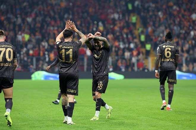 <p>GSP (Romanya):<br />
<br />
<strong>"Galatasaray, son derece muhteşem bir maçta Trabzonspor'u 4-3 mağlup etti.</strong></p>
