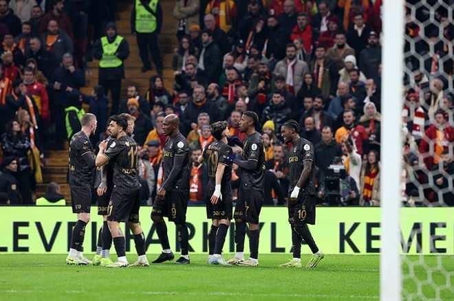 <p>DIGI Sport (Romanya):<br />
<br />
<strong>"Galatasaray - Trabzonspor maçında Denis Dragus'un kabusu: Kaleciyle karşı karşıya kaçırdı, ardından 90+8. dakikada skoru belirleyen faulu yaptı."</strong></p>
