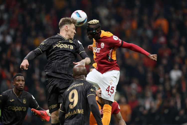 <p>Tuttomercatoweb (İtalya):<br />
​ <strong>"Galatasaray büyük bir risk aldı, zor zamanlar geçirdi ama sonunda geri dönüşünü tamamlamayı başardı ve Trabzonspor'a karşı 4-3 kazanmayı başardı. Böylece sarı kırmızılılar Mourinho'nun Fenerbahçe'sini 6 puan uzağında tutmayı başardı."</strong></p>
