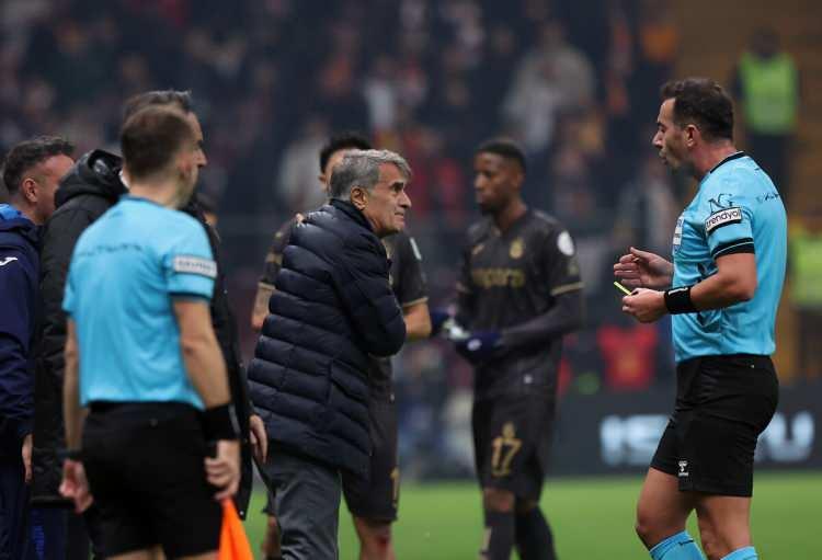 <p>Antena Sport (Romanya):<br />
<br />
<strong>"Denis Dragus, Galatasaray ile Trabzonspor arasındaki 4-3'lük çılgın maçta sansasyon oluşturdu!</strong></p>
