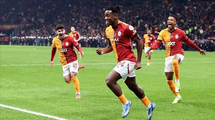 <p>Voetbalzone (Hollanda):<br />
<br />
<strong>"Michy Batshuayi Galatasaray'ın kahramanı oldu. Belçikalı forvet, Trabzonspor'a karşı uzatma dakikalarında takımına galibiyet kazandırdı: 4-3. Galatasaray en yakın takipçisi olan Fenerbahçe ile puan farkını 6'da tuttu.</strong></p>
