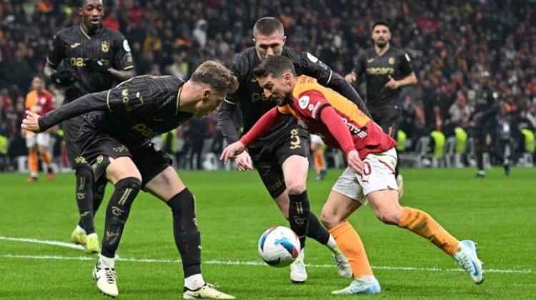 <p>Nieuws Blad (Belçika):<br />
<br />
<strong>"Batshuayi ve Mertens, Kırmızı Şeytanlar'da artık kadroda yer almasalar da, kulüpleri Galatasaray'da Trabzonspor'a karşı kahraman oldular."</strong></p>
