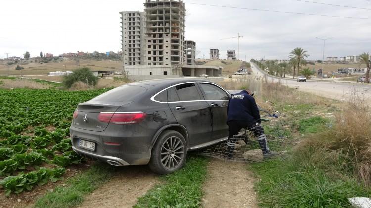 <p>Bu sırada aşırı hızlı gelen 14 yaşındaki A.T., kullandığı 80 DT 099 plakalı Mercedes marka cip ile Tezkorkmaz’ın otomobiline arkadan çarptı. </p>
