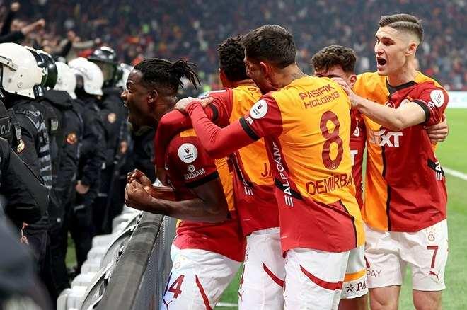 <p>Süper Lig ve UEFA Avrupa Ligi'nde şampiyonluk hedefleyen Galatasaray, ara transferde kadrosunu önemli isimlerle güçlendirmenin planlarını yapıyor.</p>