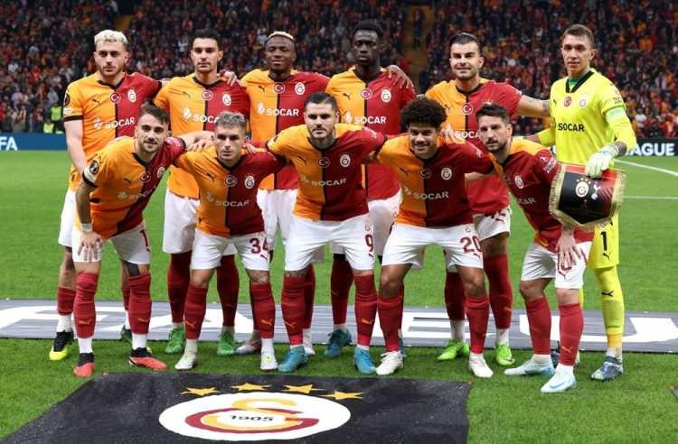 <p>Ek olarak sezon başında 1 milyon forma satış hedefi koyan Galatasaray'ın 400 bin barajına yaklaştığı kaydedildi.</p>
