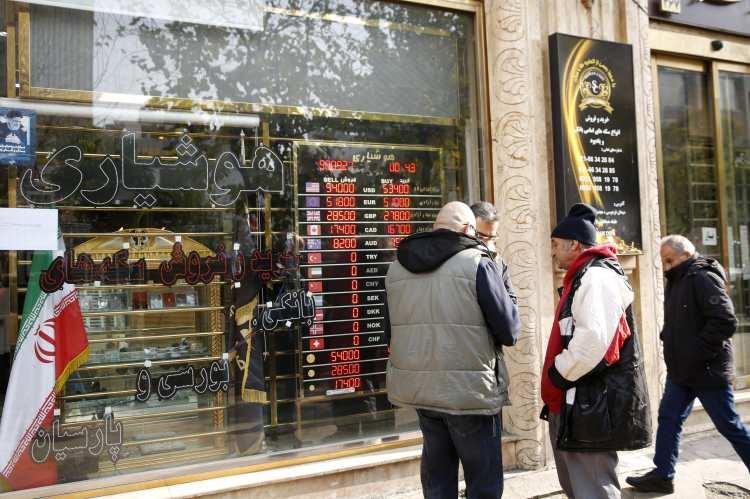 <p>İran'da son günlerde yükselişi durdurulamayan dolar kuru, 77 bin tümeni aşarak tarihi rekorunu kırdı.</p>