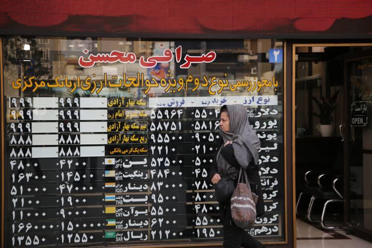 <p>Dolar fiyatındaki yüksek dalgalanmalar nedeniyle dövizciler, para birimlerinin gerçek fiyatını panolarına dahil etmiyor</p>