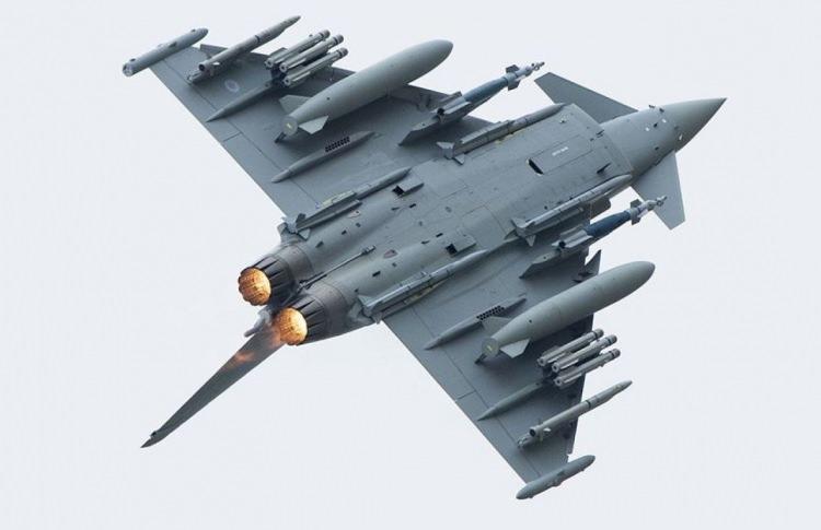 <p>Typhoon, toplamda 9 tona kadar mühimmat taşıyabilir ve kanat altındaki 13 harici istasyonu sayesinde çok çeşitli silah sistemlerini aynı anda kullanabilir</p>
<p> </p>