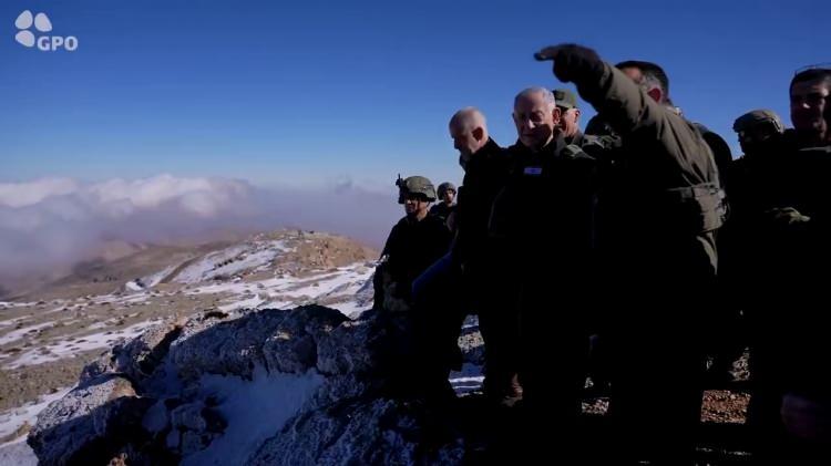 <p><strong>İSRAİL ORDUSU KIŞA HAZIRLANIYOR</strong></p>

<p>İsrail Savunma Bakanı Israel Katz, cuma günü orduya kış konuşlandırmasının zorlu koşullarına hazırlanmasını emrederek, "Suriye'deki gelişmeler nedeniyle, Hermon Dağı'nın zirvesi üzerindeki kontrolümüzü sürdürmemiz muazzam bir güvenlik önemi taşıyor." dedi</p>
