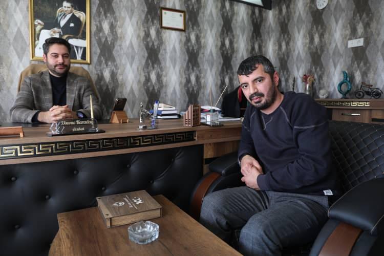 <p>Alınan bilgiye göre, ev satın almak isteyen Murat Kaya'nın (36) annesine ulaşan bir komşusu, <strong>2 milyon 100 bin liraya</strong> uygun bir ev olduğunu söyledi. Bunun üzerine Kaya, kendisini emlakçı olarak tanıtan bir kadın ile iletişime geçti. Kadın tarafından bu evin bir fırsat olduğuna ikna edilen Kaya, kadın ve kendisini polis olarak tanıtan tapu maliki ile buluşup, yeni yapılan 3+1 daireyi gezdi. Evi gezildikten sonra, <strong>Elazığ Tapu Müdürlüğünden</strong> randevu alarak işlemlere başlanıldı.</p>
