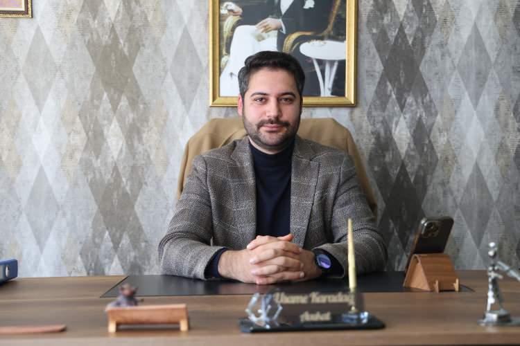 <p>Şaşkınlık oluşturacak, dudak ısırtacak bir hadise ile karşı karşıya kaldıklarını belirten Kaya'nın avukatı Usame Karadağ, <strong>''Maalesef müvekkilim iradesi fesada uğratılmak suretiyle, bir ev almak maksadıyla biriktirmiş olduğu parasından, toplam 1 milyon 600 bin lirasından oldu. Olay 7 Aralık günü müvekkilin annesi müvekkili arayarak, komşularla kadının kendisine ulaştığını, satılık bir daire bulunduğunu, fiyatının 2 milyon 100 bin lira olduğunu söylüyor. Müvekkil ise annesinin sözüne binaen emlakçı olduğunu iddia eden kadına ulaşıyor. Kadın aynı beyanları tekrar ettikten sonra, kendisinin emlakçı olduğunu ve evlere müşterileri götürüp, para kazandığını ve bu satıştan 40 bin TL para kazanacağını siz almazsanız hali hazırda 2 milyon 300 liraya başka bir alıcısının olduğunu beyan ediyor. Müvekkilde fırsat olduğunu düşünüp bu evi görmek istiyor. Emlakçı olduğunu iddia eden kadın müvekkile, 'Karşı tarafla irtibata geçtim, yarın evi görebilirsiniz' diyor. Ertesi gün müvekkil tapuda malik olan şahıs ve emlakçı olduğunu iddia eden şahıs, evi görmeye gidiyor. Gittiklerinde müvekkil tapuda malik görünen şahsa, ‘Evi neden satıyorsunuz' diye soruyor. Tapuda malik görünen şahıs kendisini polis memuru olarak tanıtıyor. ‘Ben polis memuruyum. Antalya'ya tayinim çıktı. Dolayısıyla acil nakit olduğundan ötürü ucuza satıyorum' ifadelerini kullanıyor. Müvekkil ise evin hoşuna gittiğini belirterek tapu işlemlerinin başlatılmasını istiyor."</strong> diye konuştu.</p>
