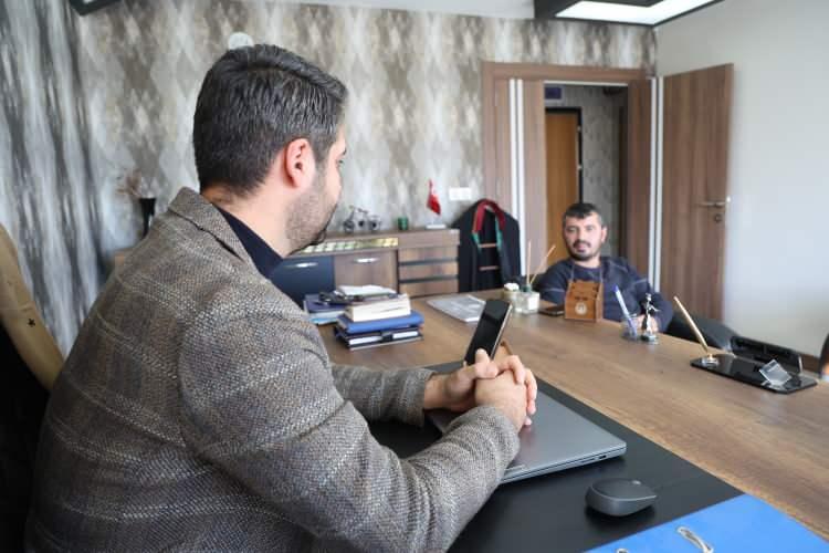 <p>Tapu işlemleri sırasında emlakçı kadın, <strong>500 bin lirayı</strong> polisin hesabına, kalan <strong>1 milyon 600</strong> bin lirayı ise evin gerçek sahibinin gönderdiği IBAN'a atmasını istediği ileri sürüldü. Kaya, para göndermeyi beceremeyeceğini söylemesi üzerine Kaya'nın elinden telefonu alan kadın, 500 bin lirayı tapu maliki olarak görünen sahte polisin hesabına, 1 milyon 600 bin lirayı ise 4'üncü bir şahsın hesabına, açıklamasına <strong>'Elden alınan borç' </strong>yazarak havale ettiği iddia edildi. İmza işlemlerine gelindiğinde şahıs, paranın hesaba gelmediğini ifade ederek işlemleri iptal ettiği öğrenildi. Olay polis ekiplerine bildirildi. <strong>Bölgeye gelen polisler, kendini polis olarak tanıtan şahsın hesabına atılan 500 bin lirayı Kaya'nın hesabına geri göndertti. </strong>Elazığ Cumhuriyet Başsavcılığına yapılan şikayetin ardından İl Emniyet Müdürlüğü ekipleri, olaya karışan diğer şahısların yakalanması için çalışma başlattı.</p>
