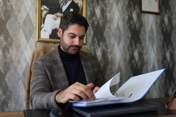 <p>Normal tapu işleyiş sürecinden çok daha çabuk ve hızlı bir şekilde tapudan randevu alındığını savunan Karadağ, <strong>''Tapuda malik görünen sözde polis memuru, emlakçı olduğunu iddia eden kadın şahıs ve müvekkil gidiyor. Tapu dairesi içerisinde emlakçı olduğunu iddia eden kadın müvekkile ‘Ben sitedeki ilan sahibine ulaştım. İlan sahibi bana bir irtibat numarası verdi. Bu numaraya ulaştığımda evin gerçek sahibiyle konuştum. Evin gerçek sahibi başka biri. Çok zengin, çok parası var, çok fazla tapusu var diye uğraşamadığı için polis memuru olan akrabasına vekaletname ile tapuyu verdiği için tapuyu polis memuru size verecek' diyor. Sözde polis memuru da 'Evet, o benim akrabamdır. Eniştemdir. Ne derse odur. Ne derse öyle yap' ifadelerini kullanıyor. Tamam diyor. TKGM'den mesaj geliyor. İlgili mesaj doğrultusunda mobilden tapu harç ödemesini yatırıyor. Belediyeden mesaj geliyor, ilgili işlemler yapılıyor. Akabinde mevzu satış bedelinin ödenmesine geliyor. Emlakçı olduğunu iddia eden kadınla, sözde evin gerçek sahibi sürekli irtibat halinde. Müvekkil sözde evin gerçek sahibiyle hiçbir şekilde konuşma, görüşme, tanışma şansı bulunmuyor. Bu kadın sözde evin gerçek sahibinin kendisine iki tane IBAN attığını, birinin tapu maliki sözde polis memurunun olduğunu diğerinin başka bir dördüncü şahsa ait olduğunu, ödemelerin bu IBAN'lara yapılması gerektiğini söylüyor. Müvekkil de ‘Ben beceremem o kadarını' diyor. Sonra tapu dairesinin içerisinde kameraların önünde şahitlerin huzurunda emlakçı olduğunu iddia eden kadın ve sözde polis memuru olan tapu maliki müvekkilin telefonunu alarak tapu malikinin hesabına 500 bin lira, emlak beyan değeri, geri kalan tutar 1 milyon 600 bin lirayı ise sözde evin gerçek sahibinin attığı dördüncü şahsa ait IBAN'a gönderiyorlar. Gönderdikten sonra müvekkilin telefonunu müvekkile teslim ediyorlar. Hemen akabinde de işlem sırası bizimkilere geldiğinde sözde polis memuru olan tapu maliki bir anda tutum ve ağız değiştirerek, IBAN'ına banka hesabına para gelmediğini, bu sözde evin gerçek sahibini tanımadığını, akrabası olmadığını, dolayısıyla imza atmayacağını söylüyor. Müvekkil de şaşkınlıkla olayları izlemekle kalıyor. Ardından karakola gidip suç duyurusunda bulunuyor. Durum bu şekilde yaşanıyor.''</strong> diye anlattı.</p>
