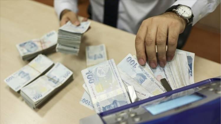 <p>Bakanlığın belirlediği üyelerden birinin başkanlık ettiği komisyon, en az 10 üyenin katılımıyla toplanıp oy çokluğuyla karar veriyor. Oyların eşitliği halinde ise başkanın bulunduğu tarafın çoğunluğu sağladığı kabul ediliyor.</p>
<p> </p>