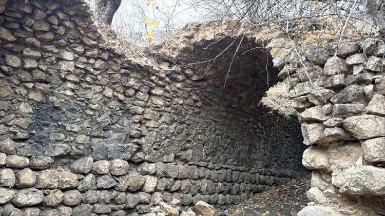 <p>Adıyaman'da bulunan Nemrut Dağı eteklerinde 13'üncü yüzyıla tarihlendirilen köprü ve han bulundu.</p>

<p> </p>
