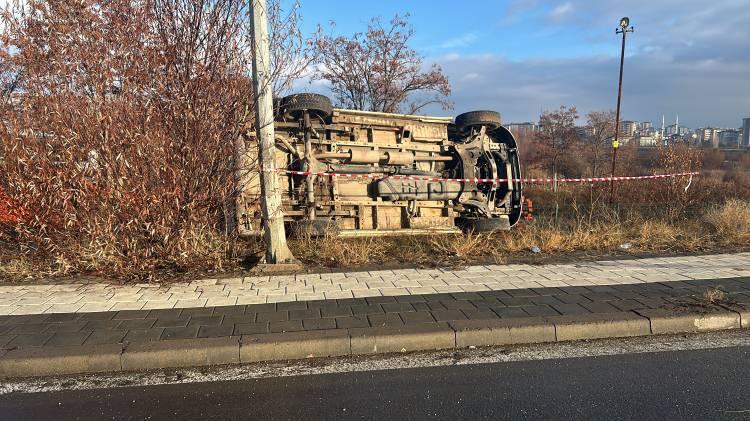 <p>Olay yerine sağlık, polis ve itfaiye ekipleri sevk edildi. Arslan, itfaiye ekipleri tarafından araçtan çıkarıldı. </p>
