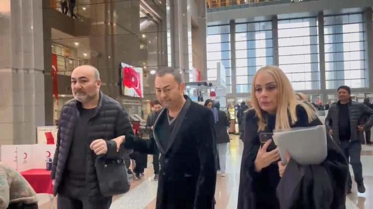 <p>Serdar Ortaç'ın 'yasa dışı bahise teşvik' suçundan yargılandığı davanın ilk duruşması, bugün Çağlayan'daki İstanbul Adalet Sarayı 25. Asliye Ceza Mahkemesi'nde görüldü.</p>
<p>Duruşmaya Serdar Ortaç avukatıyla birlikte katıldı. Aynı suçtan hakkında dava açılan ve 30 Aralık'ta ilk kez hâkim karşısına çıkacak olan Mehmet Ali Erbil de, Ortaç'ın tanığı olarak duruşmaya geldi. Ancak mahkeme Erbil'i tanık olarak dinlemedi.</p>