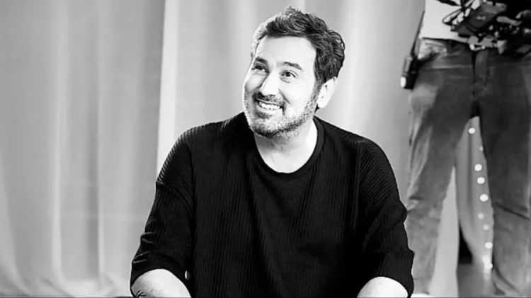 <p>METİN AROLAT:</p>
<p> </p>
<p>Şarkıcı ve yönetmen Metin Arolat, İstanbul Kozyatağı'nda sahne aldığı mekanda sahnede fenalaşarak hastaneye kaldırıldı.</p>
<p>52 yaşındaki Arolat, yapılan tüm müdahalelere rağmen hayatını kaybetti.</p>