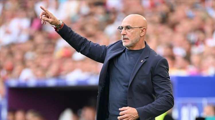<p>Uluslararası Futbol Tarihi ve İstatistikleri Federasyonu (IFFHS), İspanya Milli Takımı'nı çalıştıran Luis de la Fuente'yi 2024'ün en iyi milli takım teknik direktörü olarak seçti.</p>

