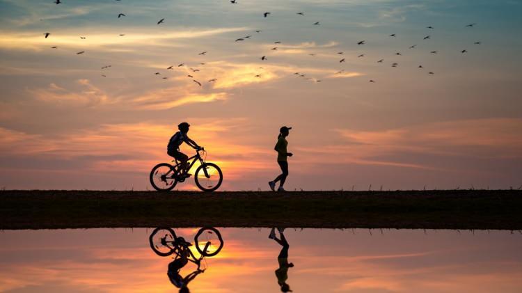 <p>Pilates, yoga, koşu, yürüyüş, tenis, futbol, vs. bir spor seçin ve düzenli yapın.</p>
