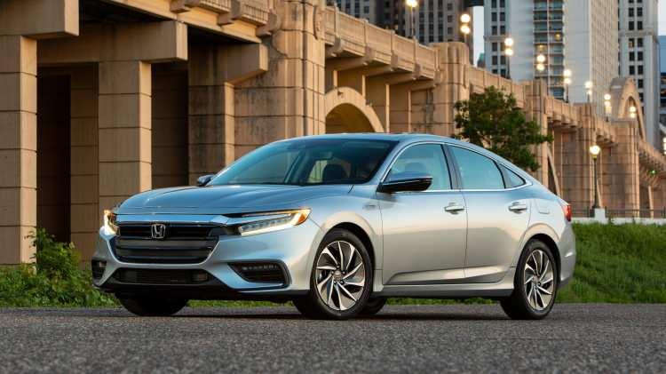 <p><span style="color:#B22222"><strong>14. 2022 Honda Insight (beraberlik)</strong></span></p>
<p> </p>
<p>- Toplam yakıt tüketimi: 52 mil/galon<br />
--- Şehir içi yollar: 55 mpg<br />
--- Otoyollar: 49 mpg<br />
- Motor: 1,5 L, 4 silindir<br />
- Vites değiştirme: Otomatik (değişken dişli oranları)</p>