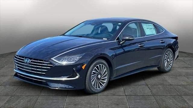 <p><span style="color:#B22222"><strong>13. 2023 Hyundai Sonata </strong></span><strong>Hybrid Blue (beraberlik)</strong></p>

<p>- Toplam yakıt tüketimi: 52 mil/galon<br />
--- Şehir içi yollar: 50 mpg<br />
--- Otoyollar: 54 mpg<br />
- Motor: 2.0 L, 4 silindir<br />
- Vites değiştirme: Otomatik (AM-S6)</p>
