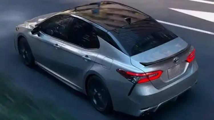 <p><span style="color:#B22222"><strong>12. 2024 Toyota Camry Hibrit LE (kravat)</strong></span></p>

<p> </p>

<p>- Toplam yakıt tüketimi: 52 mil/galon<br />
--- Şehir içi yollar: 51 mpg<br />
--- Otoyollar: 53 mpg<br />
- Motor: 2,5 L, 4 silindir<br />
- Vites değiştirme: Otomatik (AV-S6)</p>
