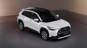 <p><span style="color:#B22222"><strong>11. 2022 Toyota Corolla Hibrit (kravat)</strong></span></p>

<p> </p>

<p>- Toplam yakıt tüketimi: 52 mil/galon<br />
--- Şehir içi yollar: 53 mpg<br />
--- Otoyollar: 52 mpg<br />
- Motor: 1,8 L, 4 silindir<br />
- Vites değiştirme: Otomatik (değişken dişli oranları)</p>
