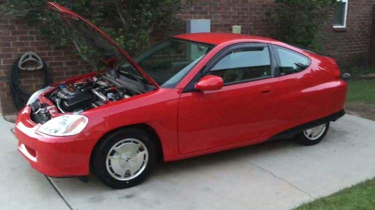 <p><span style="color:#B22222"><strong>9. 2003 Honda Insight (beraberlik)</strong></span></p>

<p> </p>

<p>- Toplam yakıt tüketimi: 53 mil/galon<br />
--- Şehir içi yollar: 48 mpg<br />
--- Otoyollar: 59 mpg<br />
- Motor: 1.0 L, 3 silindir<br />
- Vites değiştirme: Manuel 5 vites</p>
