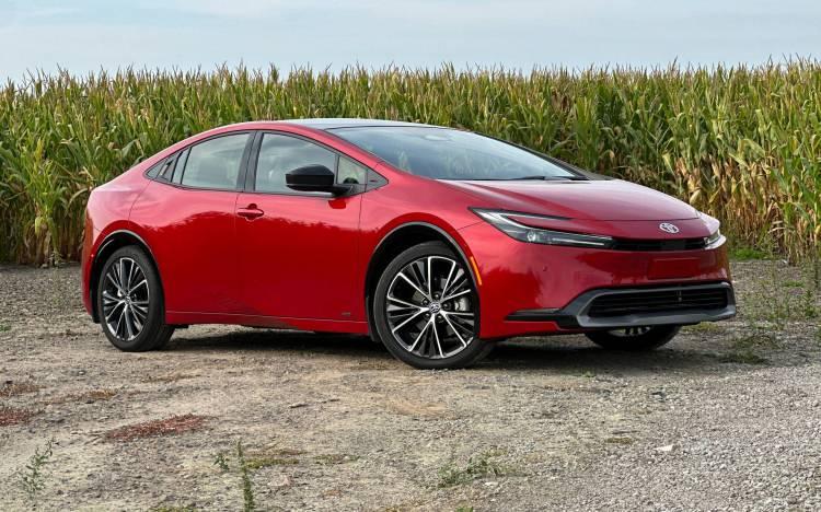 <p><span style="color:#B22222"><strong>6. 2024 Toyota Prius AWD (berabere)</strong></span></p>
<p> </p>
<p>- Toplam yakıt tüketimi: 54 mil/galon<br />
--- Şehir içi yollar: 53 mpg<br />
--- Otoyollar: 54 mpg<br />
- Motor: 2.0 L, 4 silindir<br />
- Vites değiştirme: Otomatik (değişken dişli oranları)</p>